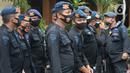 Personel Brimob dan Sabhara melakukan apel persiapan penjagaan jelang pemungutan suara Pilkada Tangerang Selatan di Polsek Pamulang, Selasa (8/12/2020). Kendaraan taktis Barracuda juga disiagakan di pinggir Jalan Siliwangi untuk pengamanan Pilkada 2020 pada Rabu (9/12) esok (merdeka.com/Dwi Narwoko)
