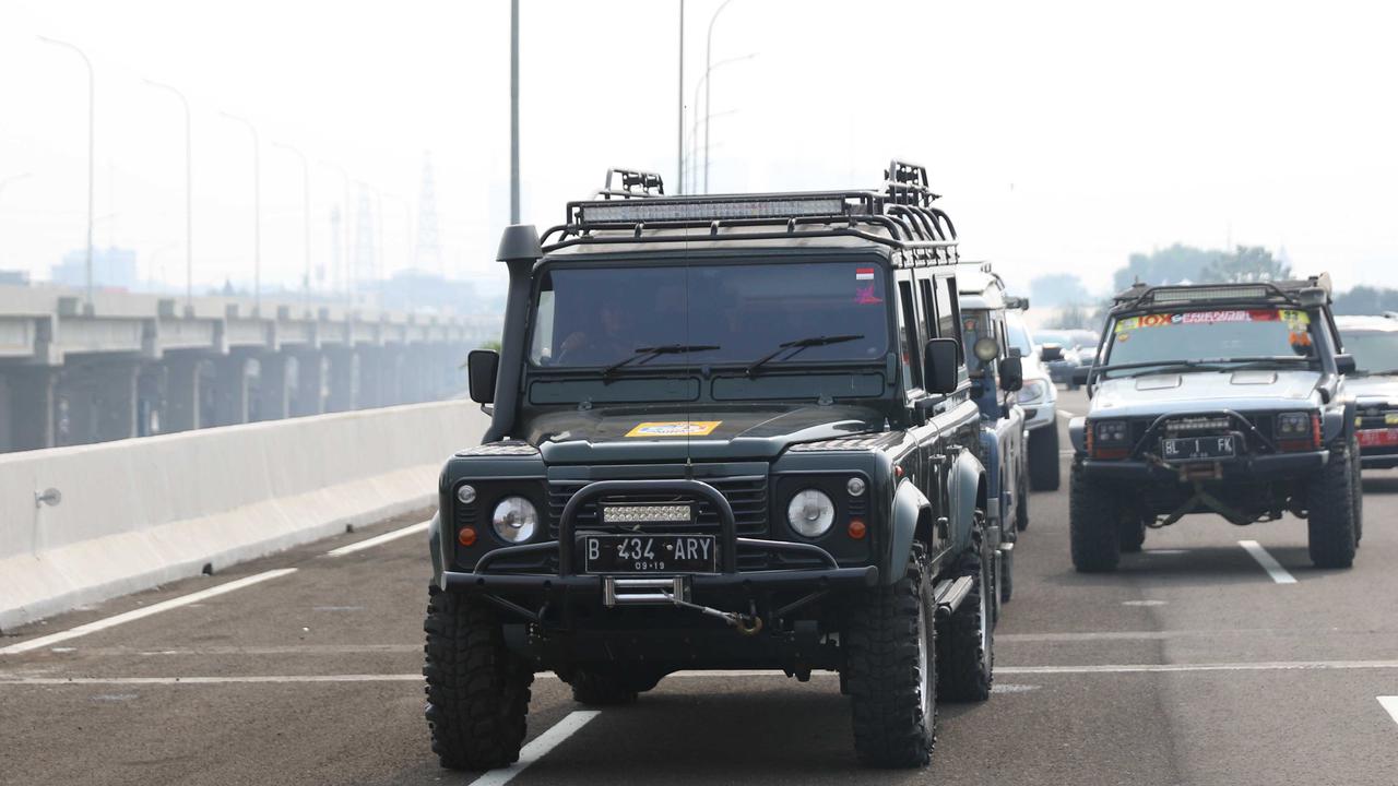 Jokowi di Ruas Tol Becakayu