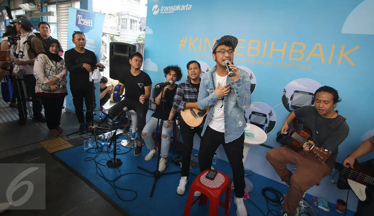 Grup musik Nidji tampil menghibur penumpang di Halte Transjakarta Sarinah, Thamrin, Jakarta Pusat, Senin (27/3). Acara tersebut diadakan dalam rangka memperingati ulang tahun ke-3 PT Transjakarta. (Liputan6.com/Immanuel Antonius)