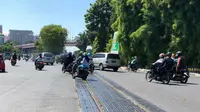 PT KAI Daop 8 Surabaya perbaiki jalur rel di jalan Stasiun Wonokromo (Foto: PT KAI Daop 8 Surabaya)