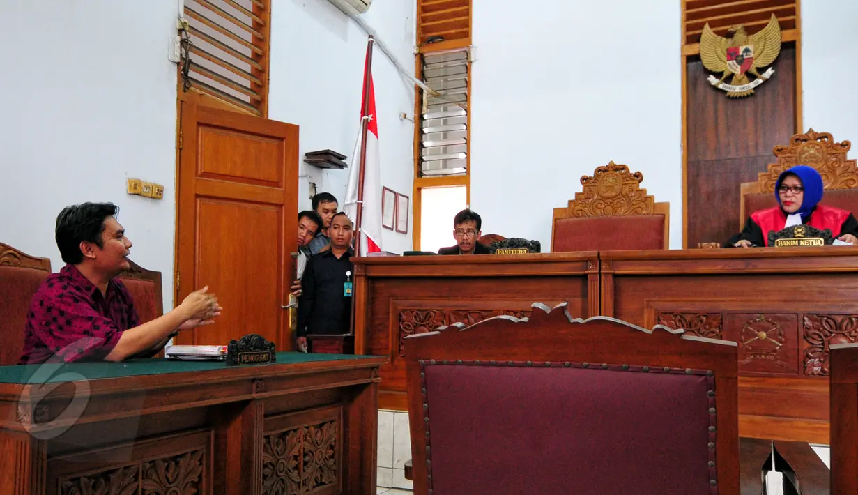 Kuasa hukum Novel Baswedan, Uli Parulian Sihombing (kiri) meminta pengunduran sidang praperadilan kepada Majelis hakim, PN Jaksel, Senin (8/6/2016). Hakim tunggal  Dahmiwirda mengabulkan permohonan pihak Novel Baswedan. (Liputan6.com/Yoppy Renato)