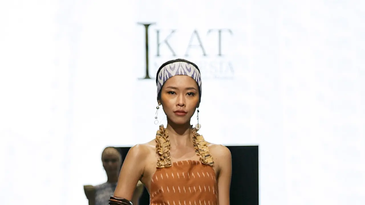 Dalam Plaza Indonesia Fashion Week 2017, sejumlah desainer papan atas Indonesia memamerkan koleksi terbarunya.