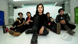 Band SHE yang kini beranggotakan Destyn (vokal), Yayo (keyboard), Qoqo (gitar), Arnie (bas), dan Adisty (drum) itu berpose saat mengunjungi kantor Liputan6.com di SCTV Tower, Jakarta, Rabu (20/5/2015). (Liputan6.com/Faisal R Syam)
