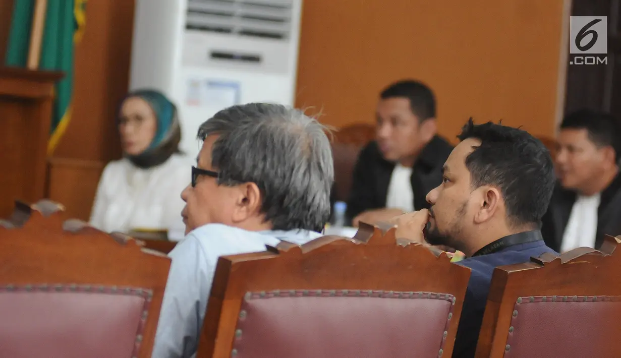 Penyanyi Tompi dan Akademisi Rocky Gerung saat menjadi saksi pada persidangan Ratna Sarumpaet di PN Jakarta Selatan, Selasa (23/4). Rocky Gerung dan Tompi memberikan kesaksian di depan majelis hakim soal kasus hukum berita bohong Ratna Sarumpaet. (Liputan6.com/Herman Zakharia)