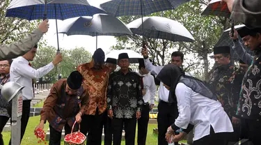 Ketua Badan Pemeriksa Keuangan, Harry Azhar Azis melakukan tabur bunga di TMP Kalibata, Jakarta, Selasa (13/1/2015). (Liputan6.com/Miftahul Hayat)