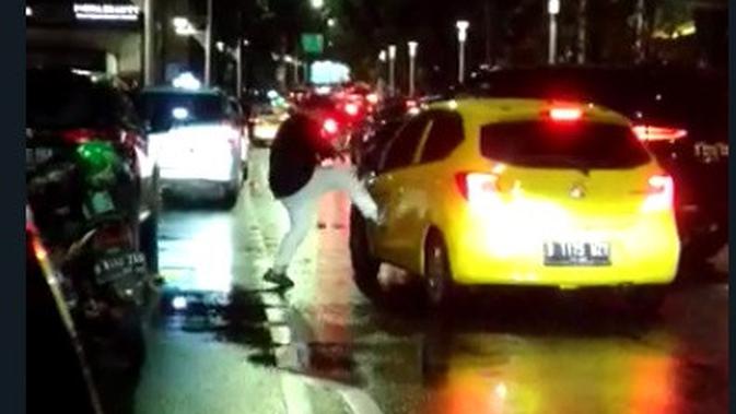 <p>Viral Video Pengemudi Fortuner Rusak Mobil Brio di kawasan Office 8 Senopati, Jakarta Selatan (Jaksel). (Twitter @sirajapadoha)</p>