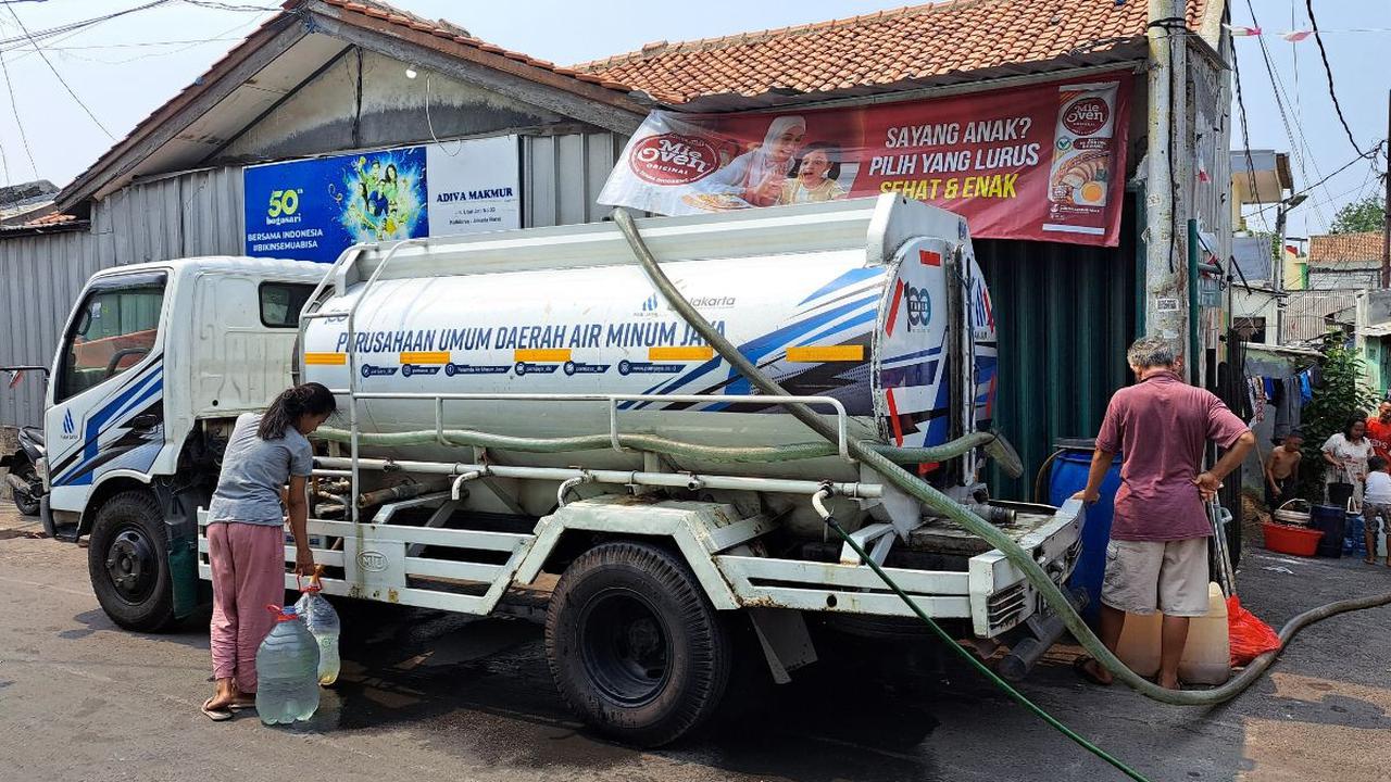 Merdeka.com juga sempat bertemu dengan Desi, warga RT 005. Dia tengah membeli air tanah dari tetangganya di RT 006. Air tanah tersebut dijual seharga Rp5.000 per lima jeriken.<br>