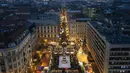 Meskipun pasar Natal umumnya ditargetkan untuk pengunjung asing dan sering kali memiliki harga yang lebih mahal karena suasana meriahnya, faktor lain di Hungaria membuat harga-harga meningkat.  (AP Photo/Denes Erdos)