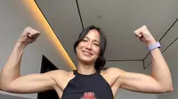 Pevita memamerkan otot lengannya [Foto: instagram/pevpearce]