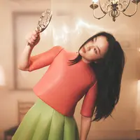 Brand ambassador global LOEWE, aktris dan sutradara Taylor Russell dan aktris Tang Wei dipotret bermain dengan kacamata, cermin di tangan mereka, memegang tas jinjing Puzzle yang bisa dilipat atau nappa ruched dan tidak bergaris. [Foto: Document/LOEWE]