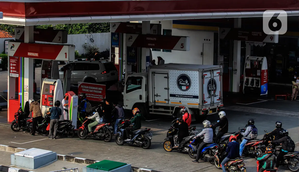 Antrean engendara motor untuk mengisi bahan bakar minyak (BBM) di SPBU Kelapa Dua, Jakarta , Kamis (14/4/2022). Pemerintah memberi sinyal akan menaikkan harga Pertalite dan solar. Hal ini menjadi langkah pemerintah dalam menghadapi dampak kenaikan harga minyak mentah dunia (Liputan6.com/Johan Tallo)