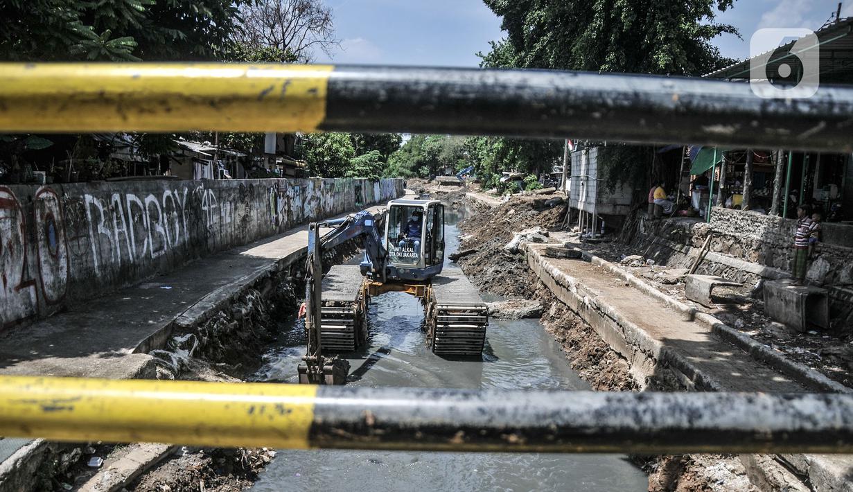 Petugas Sudin SDA Jakarta Pusat menggunakan alat berat saat pengerukan lumpur di Kali Sentiong, Kecamatan Johar Baru, Rabu (22/9/2021). Pengerukan lumpur ini merupakan bagian dari program normalisasi guna memperdalam aliran Kali Sentiong. (merdeka.com/Iqbal S. Nugroho)