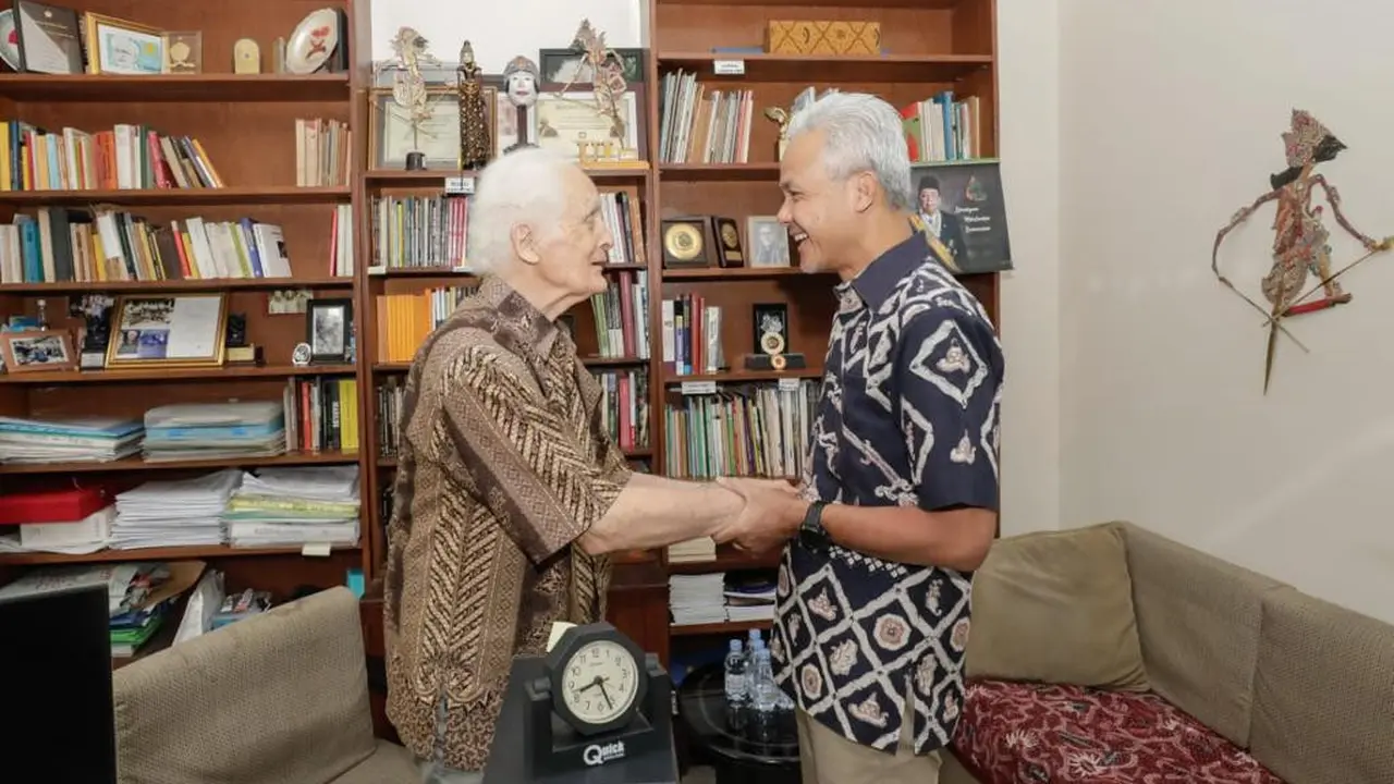 Calon Presiden (Capres) Ganjar Pranowo menemui Guru Besar Filsafat Moral Franz Magnis Suseno atau akrab disapa Romo Magnis.