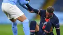 Bek Manchester City, Kyle Walker (kiri) membantu penyerang PSG, Neymar berdiri selama pertandingan leg kedua semifinal Liga Champions di stadion Etihad, Rabu (5/5/2021). Tahun lalu PSG kalah dari Bayern Munchen di final Liga Champions. (AFP/ Paul Ellis)