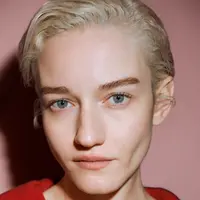 Julia Garner didapuk jadi brand ambassador LOEWE.