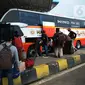 Penumpang arus mudik di Terminal Bus Pulogebang, Jakarta, Selasa (19/4/2022). Dalam dua pekan menjelang Idul Fitri 1443 H, para penumpang antar kota dan antar provinsi (AKAP) masih belum mengalami kenaikan pemudik dalam keberangkatan armada bus data hari ini. (merdeka.com/Imam Buhori)