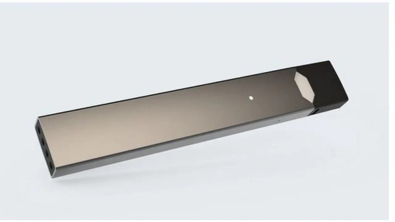 JUUL, Rokok Elektrik Mungil Berbentuk USB (Foto : Buzz Feed News)