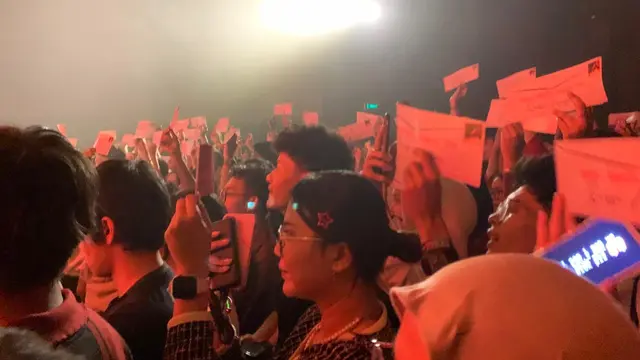 memperlihatkan penggemar mengangkat handbanner pada lagu raissa yang terakhir, M Bloc Live House, Sabtu (17/1/2026) (dok. Zikrah Nur Amalah/Liputan6.com)