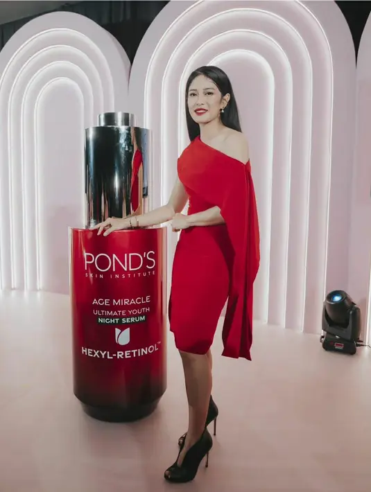Cantiknya Dian Sastrowardoyo saat mengenakan dress merah yang asimetris, dipadukan dengan pulasan lipstik yang juga merah merona. [Foto: Instagram/therealdisastr]
