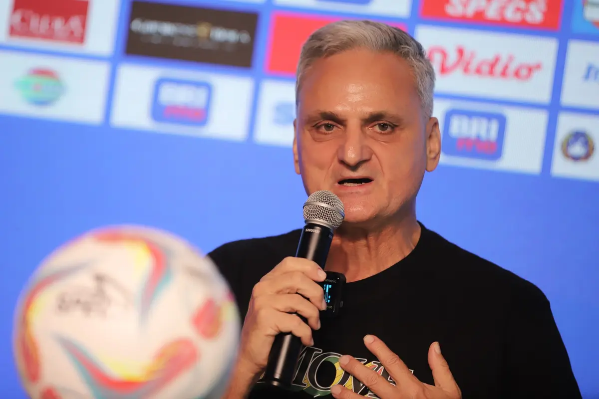 Pelatih PSS Sleman, Marian Mihail.