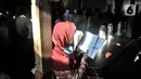 Umat muslim berdoa saat berziarah di Makam Sunan Kudus, Kauman, Kabupaten Kudus, Jawa Tengah, Rabu (30/3/2022). Tercatat ada 5.000 peziarah per hari dalam sepekan terakhir. (merdeka.com/Iqbal S. Nugroho)