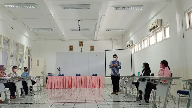 Cerita Adri, Sosok Kepala Sekolah yang Dekat dengan Murid-Muridnya