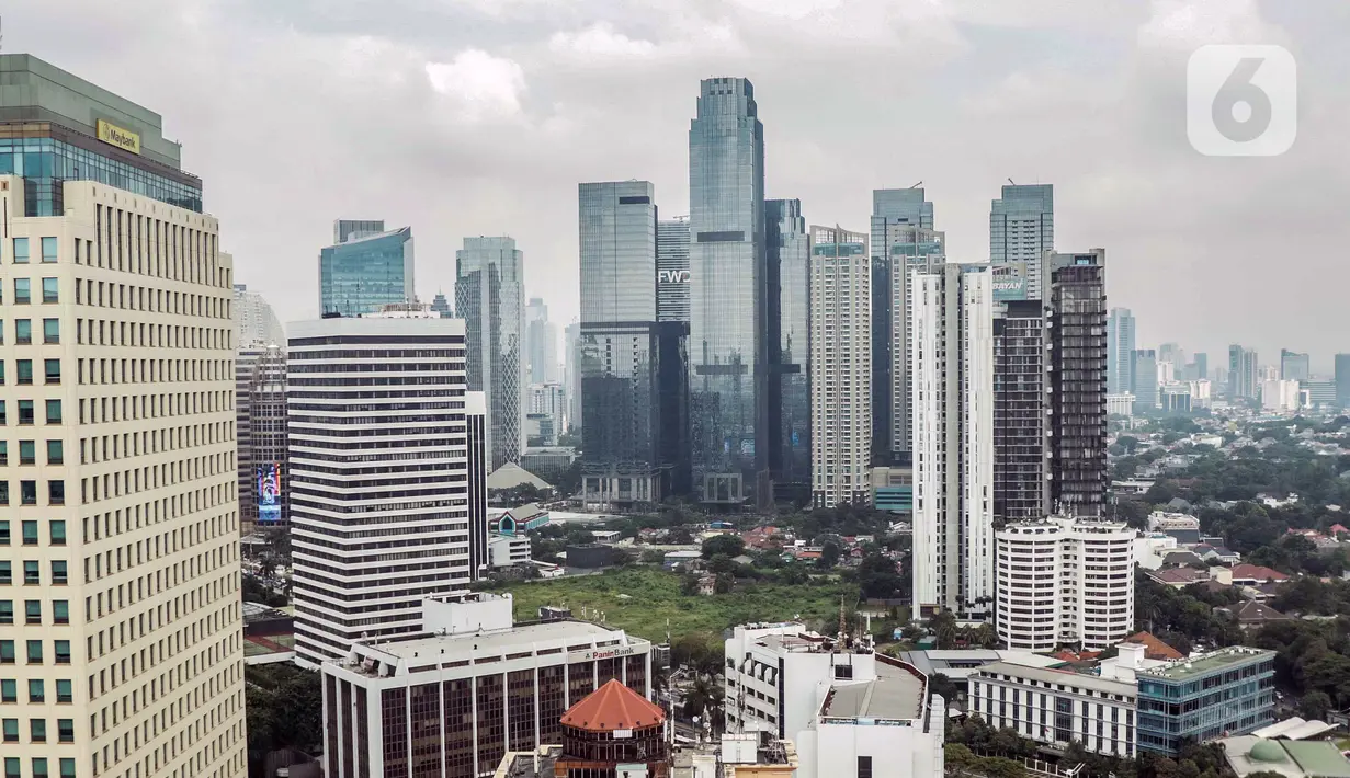 Pemandangan gedung bertingkat dan permukiman warga di antara perpohonan Jakarta, Kamis (13/2/2020). Wahana Lingkungan Hidup (Walhi) menyebut Ruang Terbuka Hijau (RTH) di Jakarta tidak cukup untuk menggerus polusi udara. (Liputan6.com/Faizal Fanani)