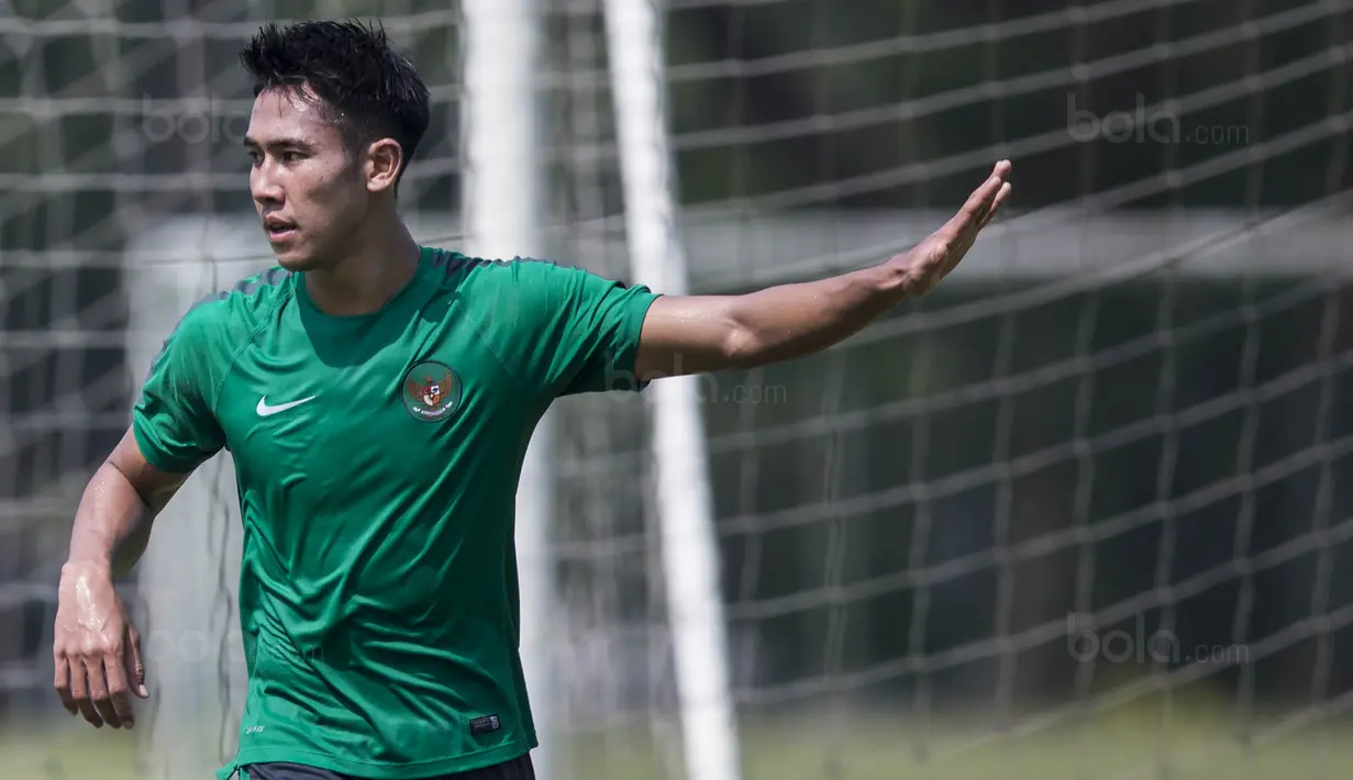 Bek Timnas Indonesia U-22, Ryuji Utomo, saat latihan di Lapangan SPH Karawaci, Banten, Kamis (10/8/2017). Latihan dilakukan sebagai persiapan jelang SEA Games 2017 Malaysia. (Bola.com/Vitalis Yogi Trisna)