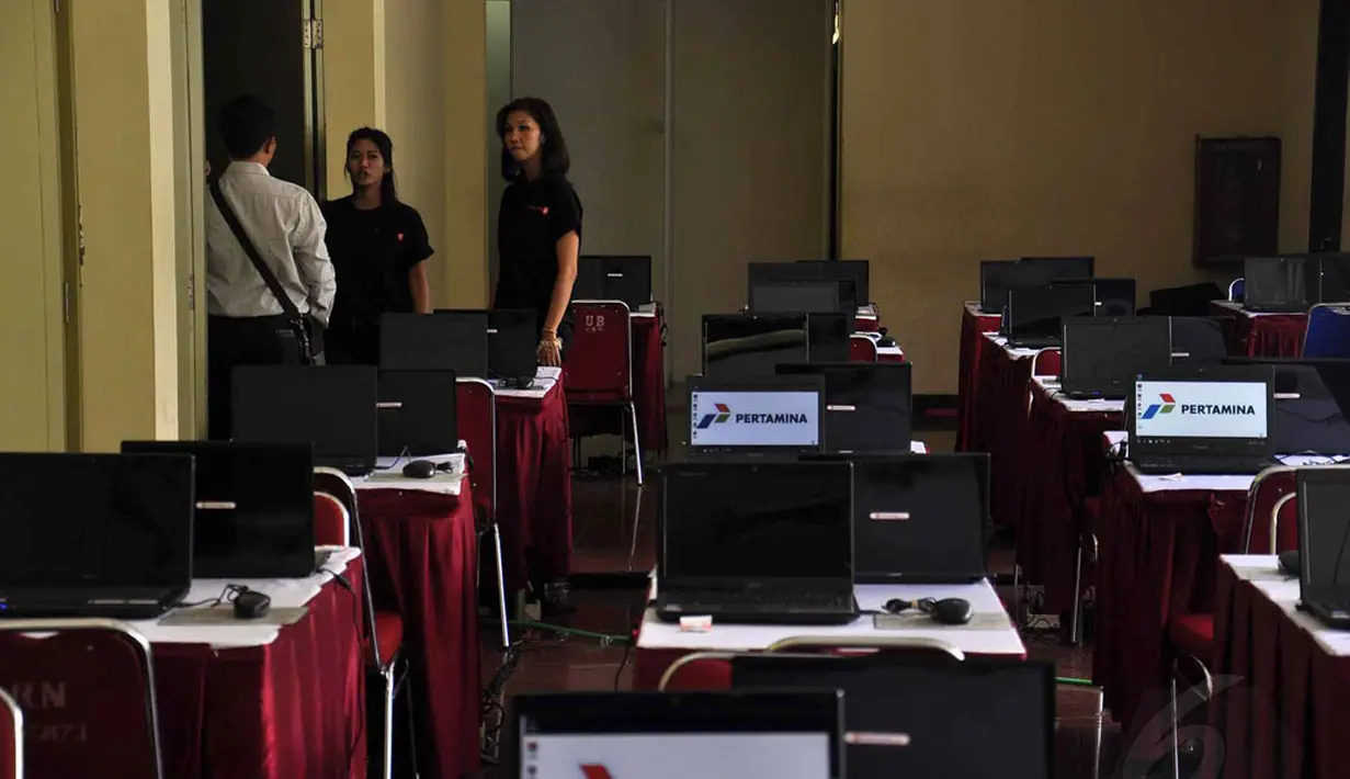 Beberapa panitia tes CPNS simulasi sistem tes seleksi CPNS berbasis online tampak menyiapkan segala keperluan pelaksanaan simulasi, Jakarta, (20/8/2014). (Liputan6.com/Miftahul Hayat)