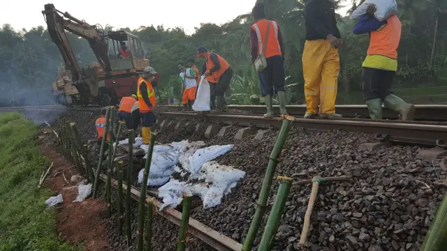 Petugas KAI memperbaiki rel kereta api. (Foto: Liputan6.com/Muhamad Ridlo)