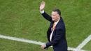 Louis van Gaal resmi meninggalkan kursi kepelatihan Timnas Belanda usai dikalahkan Argentina pada babak perempat final Piala Dunia 2022. The Oranje takluk di babak adu penalti. (AP/Thanassis Stavrakis)