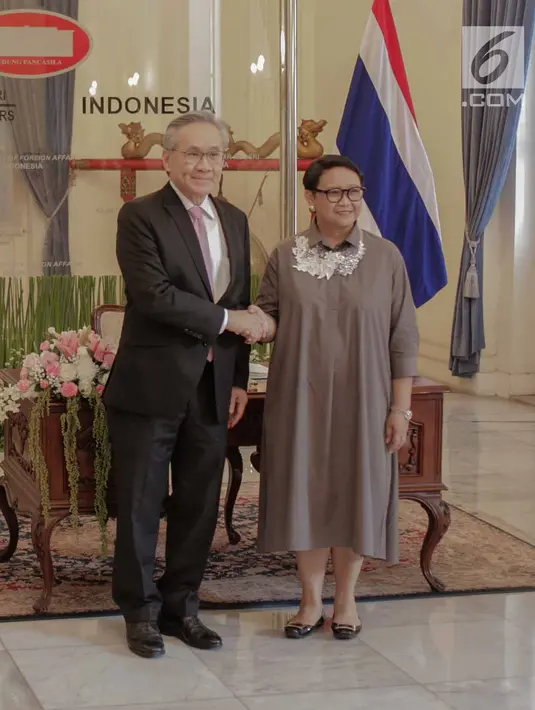 Menteri Luar Negeri Retno Marsudi (kanan) menerima kunjungan Menteri Luar Negeri Thailand Don Pramudwinai (kiri) di Gedung Pancasila, Kementerian Luar Negeri, Jakarta, Rabu (13/3). (Liputan6.com/Faizal Fanani)