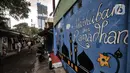 Aktivitas warga di ‘Kampung Ramadhan' di Jalan Martapura, Kelurahan Kebon Melati, Kecamatan Tanah Abang, Jakarta, Rabu (28/4/2021). Memeriahkan bulan Ramadan, warga menghias permukiman dan rumah mereka dengan mural dan hiasan bertema Ramadan. (merdeka.com/Iqbal S. Nugroho)