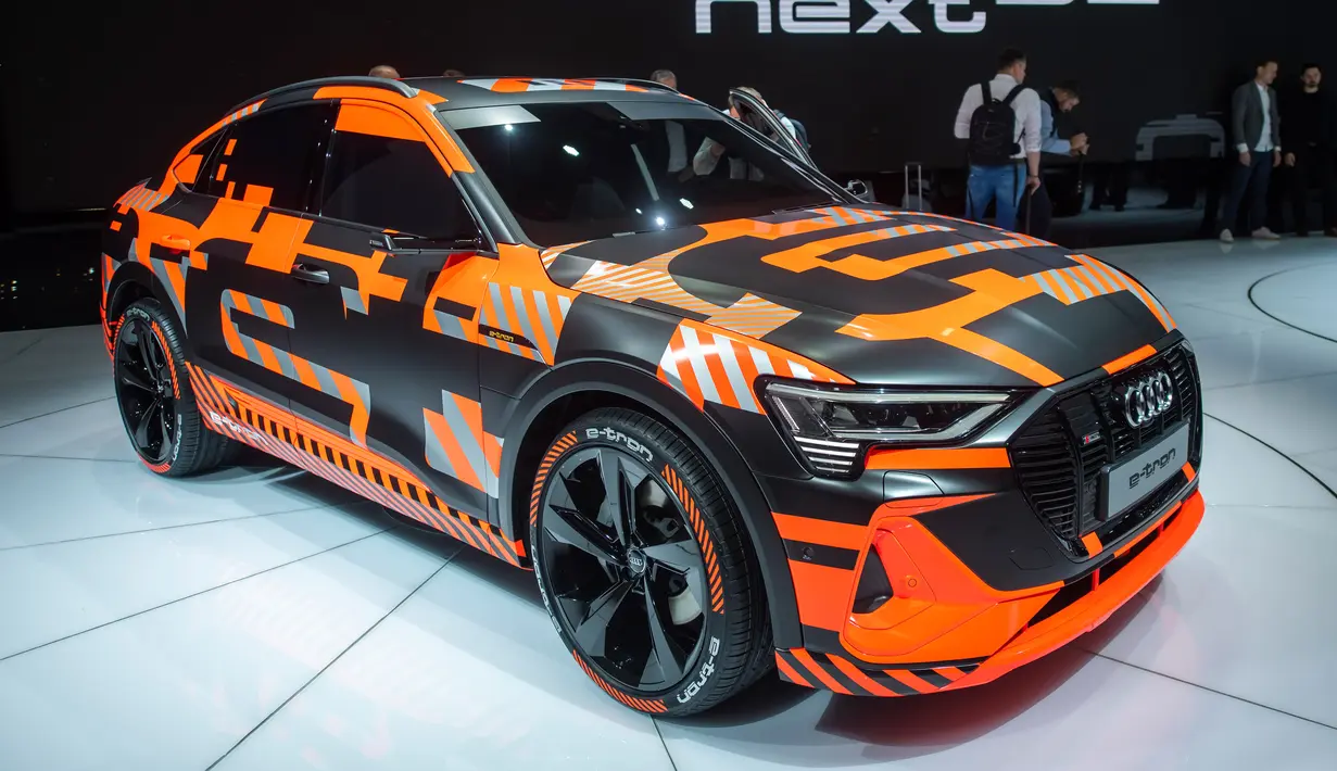 Audi e-tron dipamerkan dalam Geneva International Motor Show di Jenewa, Swiss, Selasa (5/3). Geneva International Motor Show berlangsung pada 7-17 Maret 2019. (Martial Trezzini/Keystone via AP)