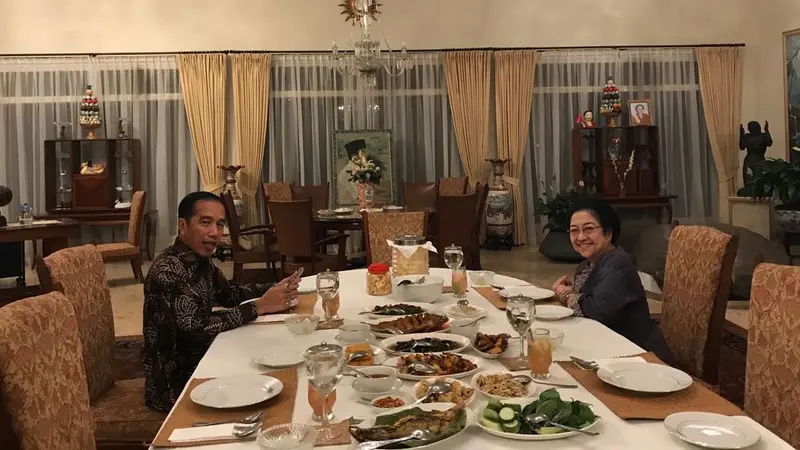 Presiden Joko Widodo atau Jokowi dan Ketua Umum PDIP Megawati Soekarnoputri bertemu secara intens di Itana Batu Tulis, Bogor.