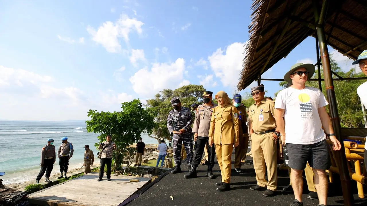 Bupati Banyuwangi Ipuk Fiestiandani (Tengah) tinjau langsung tempat pelaksanaan Liga Selancar Dunia di Pantai G-Land (Istimewa)