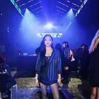 Mengusung tema sekolah khas Nevermore Academy, Naura tampil bak “anak sekolah rebel” dengan sentuhan modern yang tetap chic. [@naura.ayu].