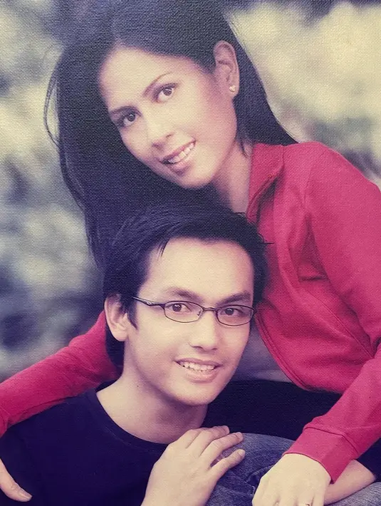 Tepat merayakan ulang tahun pernikahan ke-20, bintang sinetron berusia 50 tahun itu membagikan beberapa potret kebersamaan bersama Lala. Dari sebelum nikah hingga telah memiliki dua orang anak. [Instagram/gunawan_sudrajat_real]