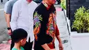 Jokowi kemudian menggandeng tangan kedua cucunya, Jan Ethes dan La Lembah Manah. (Foto: Lukas - Biro Pers Sekretariat Presiden)