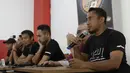 Mantan Pemain Timnas Indonesia, Firman Utina, memberikan keterangan saat jumpa pers di Jakarta, kamis (20/12). Para pemain tersebut membantah terlibat pengaturan skor di Piala AFF 2010. (Bola.com/M Iqbal Ichsan)