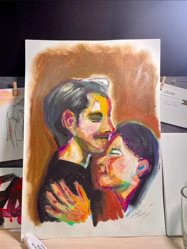 Hyunjin has also experimented with the use of vibrant colors.