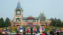 <p>Suasana upacara pembukaan kembali taman hiburan Disneyland, Shanghai, China, Senin (11/5/2020). Pemerintahan China kembali membuka Disneyland Shanghai untuk menghidupkan kembali ekonomi. (AP Photo/Sam McNeil)</p>