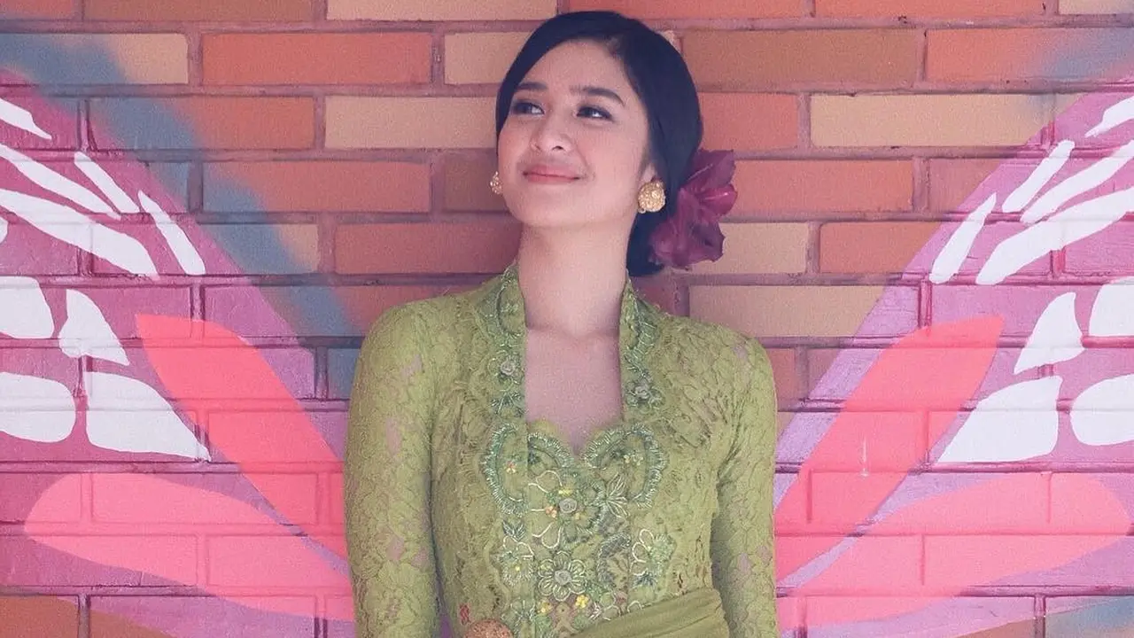 [Bintang] Dari Mbok Jamu Sampai Sosialita, Mikha Tambayong Cantik Banget!