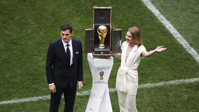 Iker Casillas dan Supermodel asal Rusia Pamer Trofi Piala Dunia