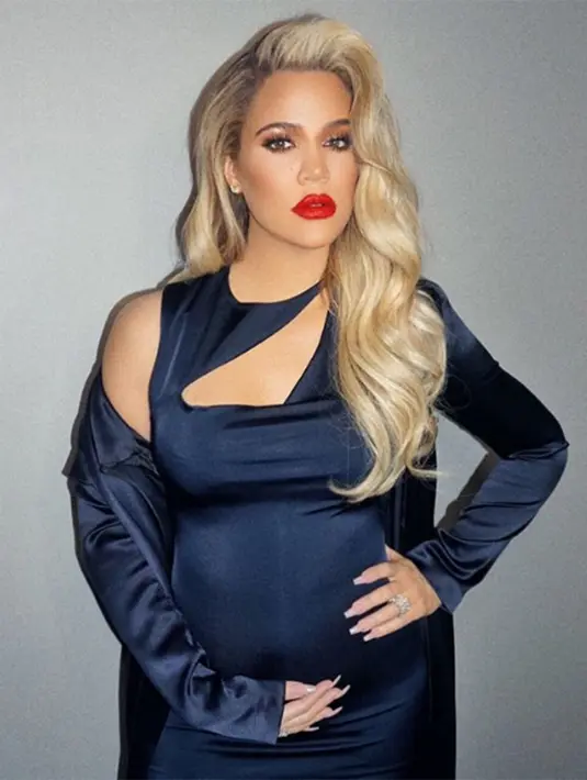 Khloe sendiri saat memberikan perhatian pada kehamilannya. (instagram/khloekardashian)