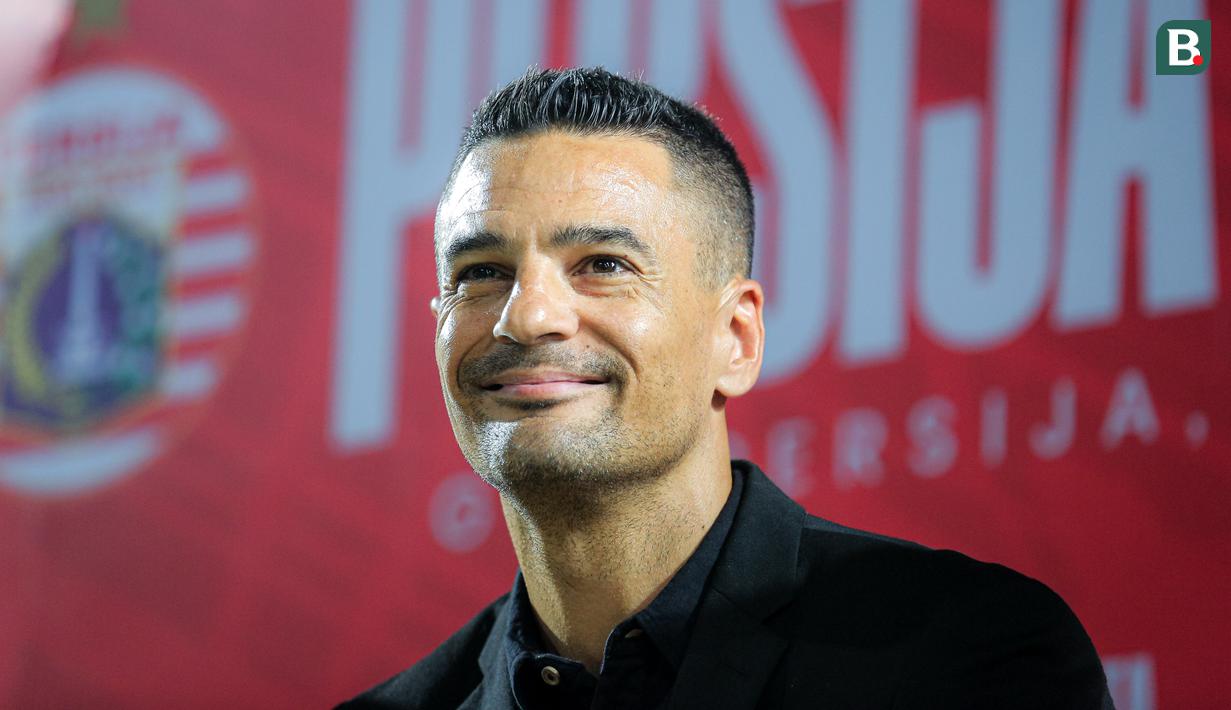 <p>Pelatih baru Persija Jakarta, Carlos Pena saat konferensi pers yang berlangsung di Nirwana Park, Bojongsari, Sawangan, Sabtu (29/06/2024). (Bola.com/Bagaskara Lazuardi)</p>