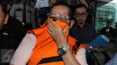 Pimpinan DPRD Muba, Darwin AH usai menjalani pemeriksaan KPK, Jakarta, Selasa (15/12/2015). Darwin diperiksa terkait kasus dugaan suap LKPJ 2014 Bupati Muba, Pahri Azhari dan pengesahan APBD 2015 Kabupaten Muba. (Liputan6.com/Helmi Afandi)
