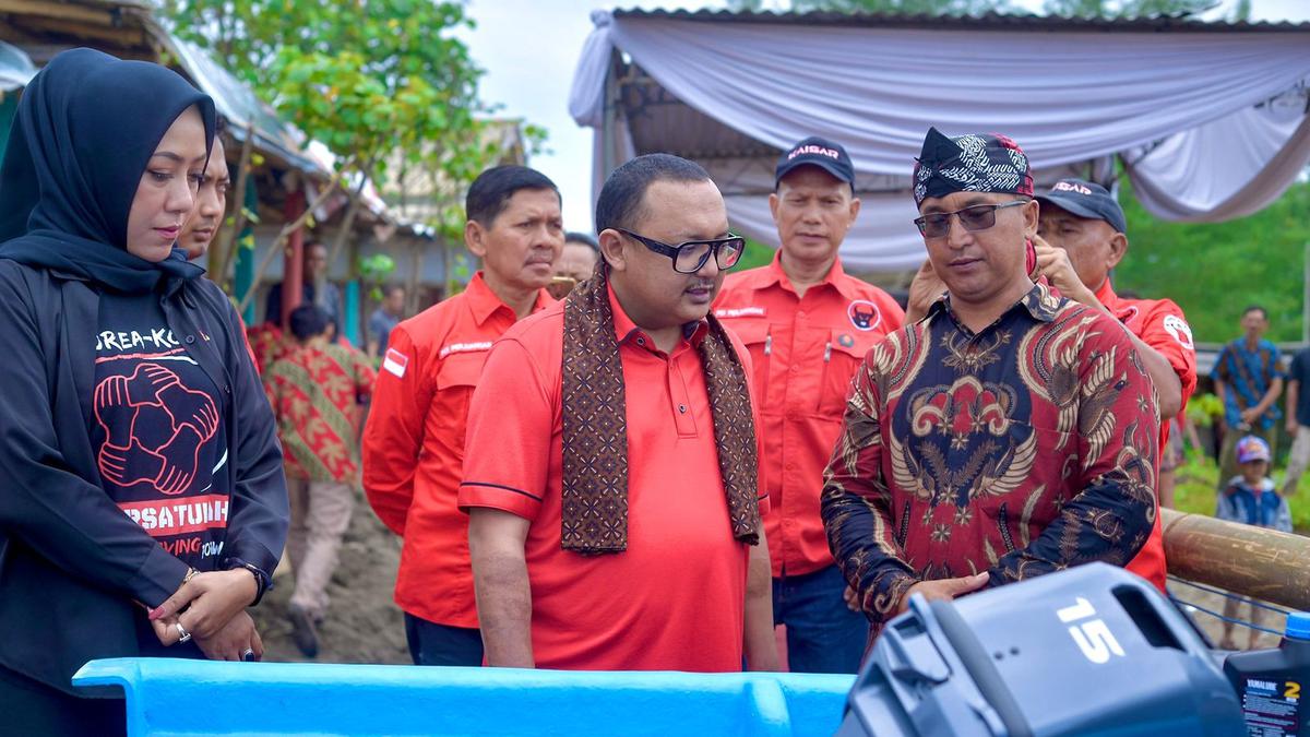 Anggota DPR Kaisar Serahkan Bantuan Kapal untuk Regenerasi Nelayan Cilacap