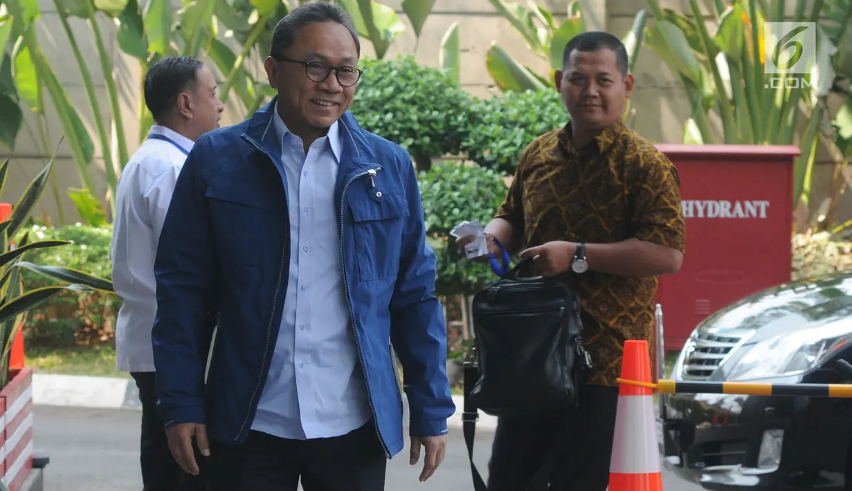 Ketua Umum Partai Amanat Nasional (PAN), Zulkifli Hasan tiba untuk menjalani pemeriksaan di Gedung KPK, Jakarta, Selasa (18/9). Zulkifli diperiksa sebagai saksi untuk tersangka lainnya, yaitu pemilik CV 9 Naga, Gilang Ramadhan. (Merdeka.com/Dwi Narwoko)