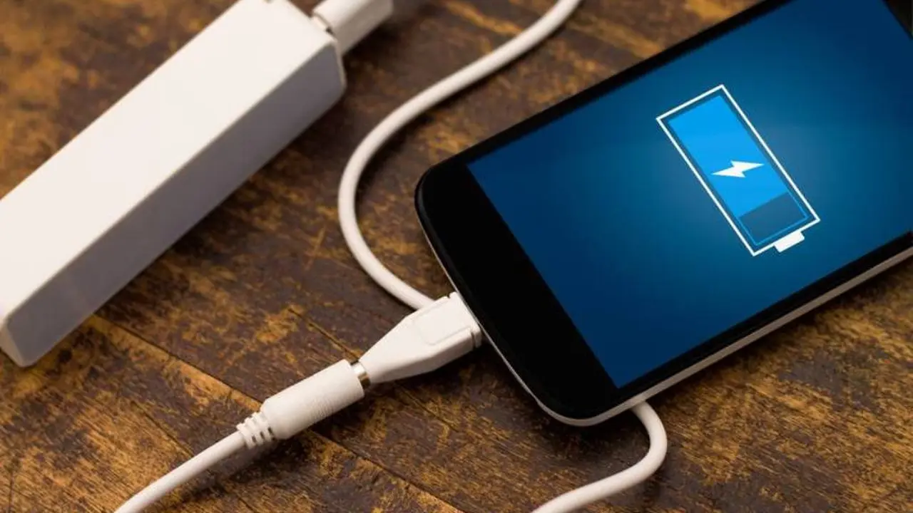 [Bintang] Jangan Salah Kaprah, Begini Cara Nge-charge HP yang Benar!